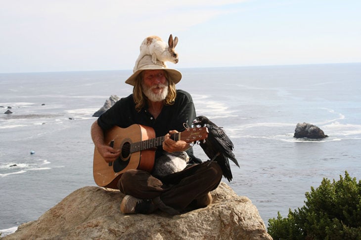 anciano tocando junto al mar