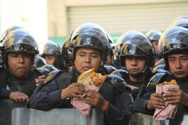 policías comiendo 