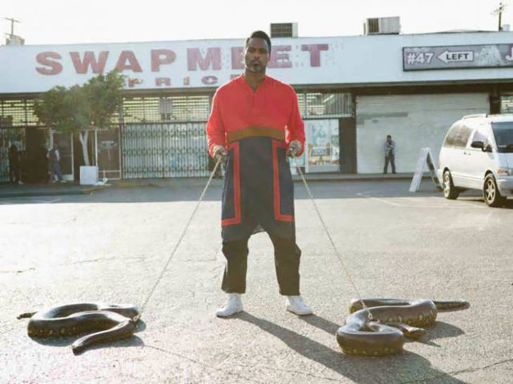 hombre paseando con sus serpientes mascotas