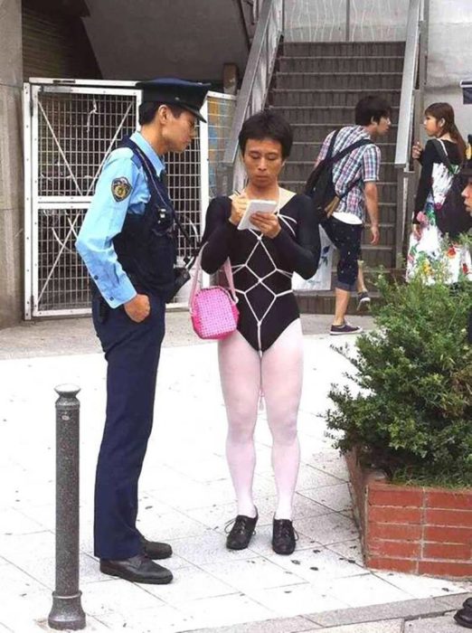 Hombre oriental con ropa extraña detenido por policia