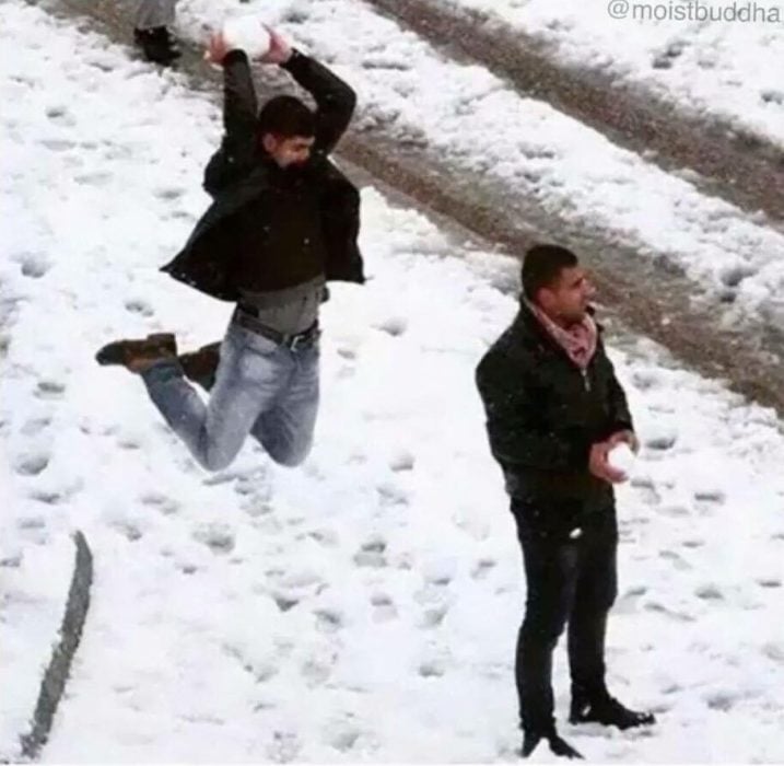 sujeto ataca a otro con una gran bola de nieve