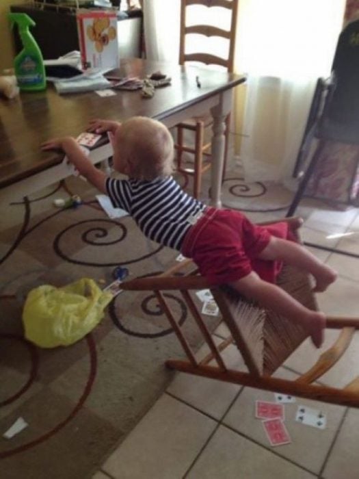 niño en el comedor se cae de la silla pero esta a segundos de soltarse de la mesa