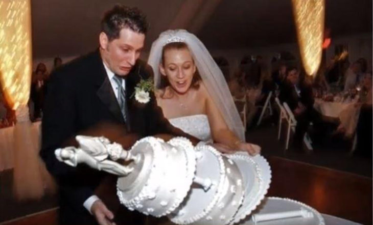 foto tomada a unos segundos de que el pastel de bodas caiga