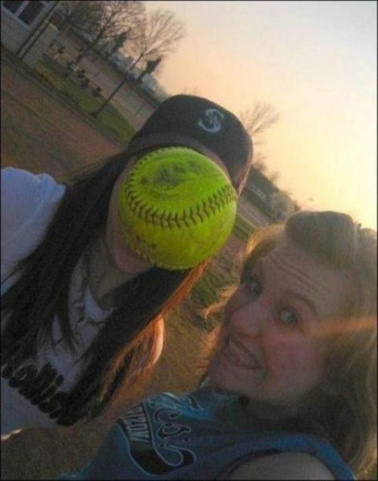 mujer a unos segundos de ser golpeada por una pelota de softball