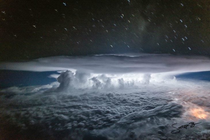 Gran nube de tormenta capturada sobre los bosques de Colombia