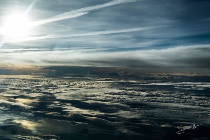 Formas de las nubes por el fuerte viento sobre el Atlántico