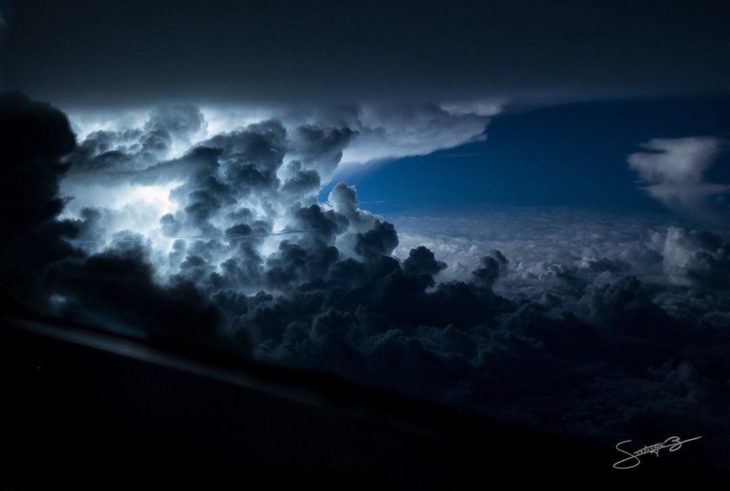 Gran nube cargada de rayos cercana a las costas de Jamaica