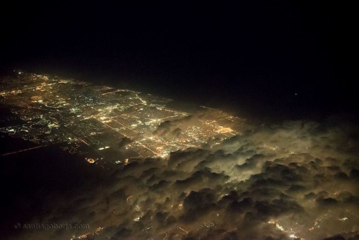 la ciudad de Miami parcialmente cubierta por nubes