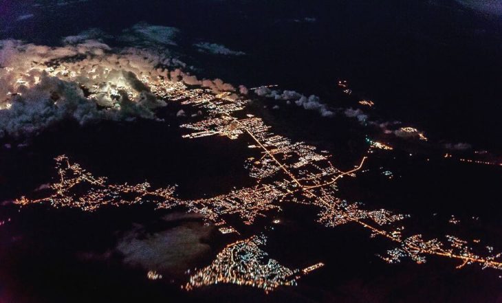 Foto nocturna de ciudad del caribe