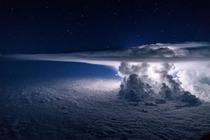 cumulonimbus formada en medio del océano pacifico