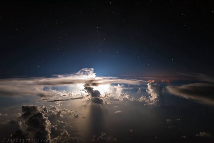 Nubes de tormenta a unos cuantos kilómetros de la costa de Miami