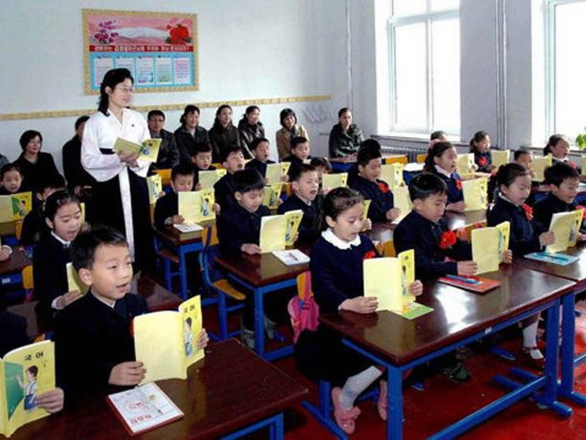 Классы в корейской школе. Школы КНДР. Северная Корея школа. Средняя школа Северной Кореи. Начальная школа в Южной Корее.
