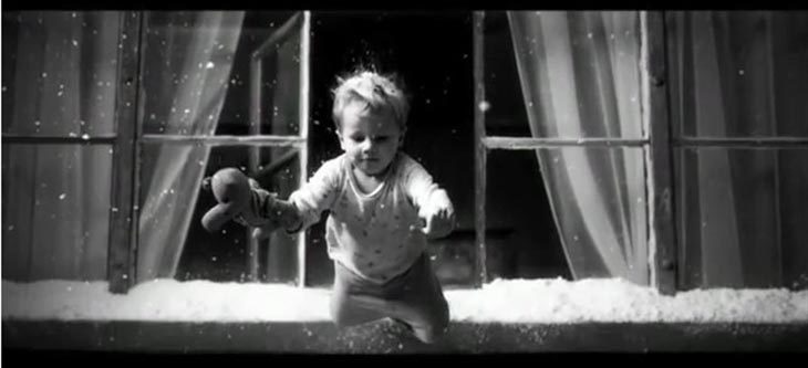 bebé saltando de la ventana