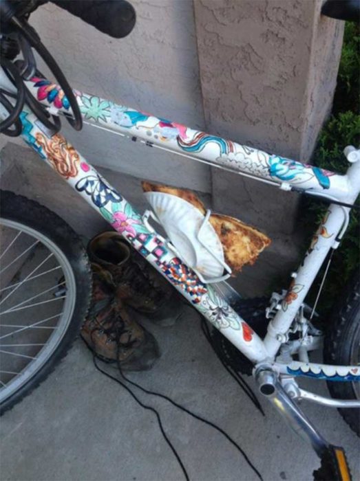 bicicleta que usa el portabotellas como reposa pizza