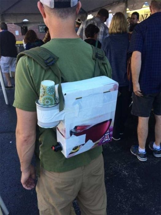 caja de cervezas acomodada como mochila