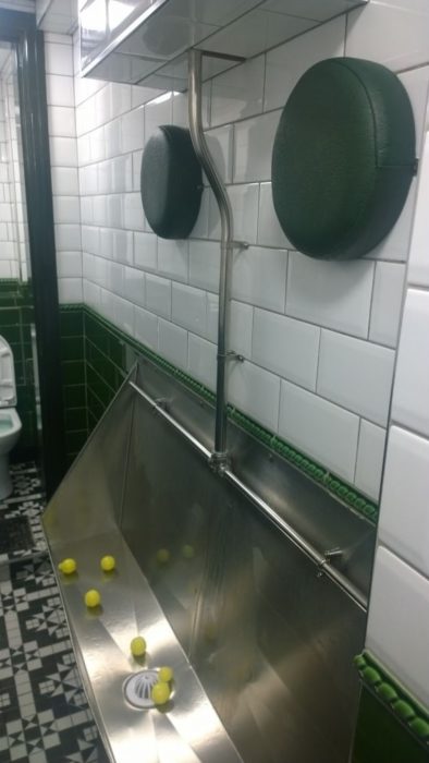 repocabeza en baño público para evitar que los ebrios choquen