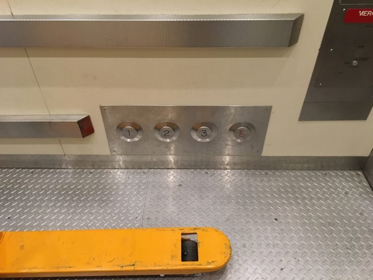 elevador con botones a nivel de piso para los que tienen las manos ocupadas
