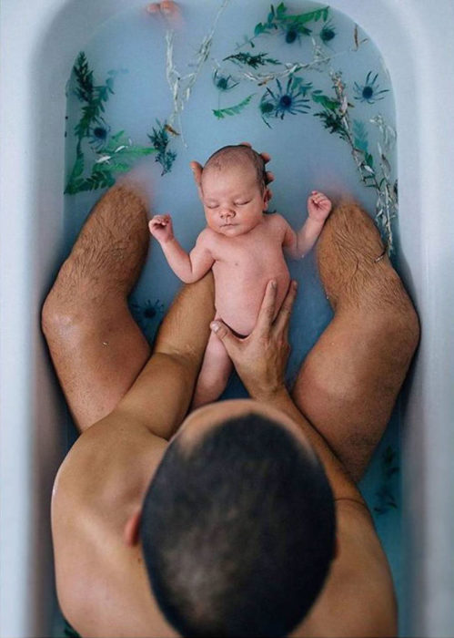 bañera padre bebé