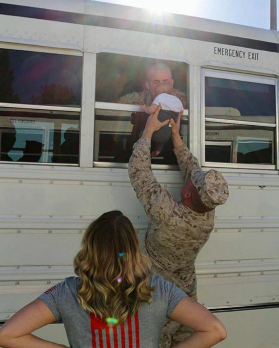 beso padre soldado hijo