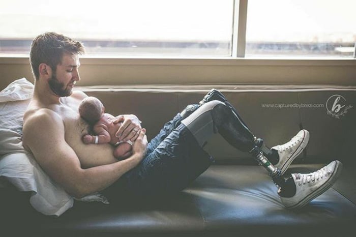padre dormido con su bebé