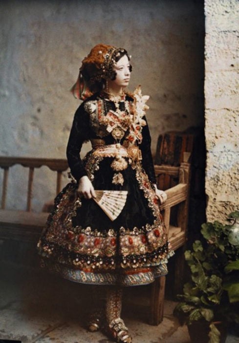 fotografía antigua de una niña con un abanico en España