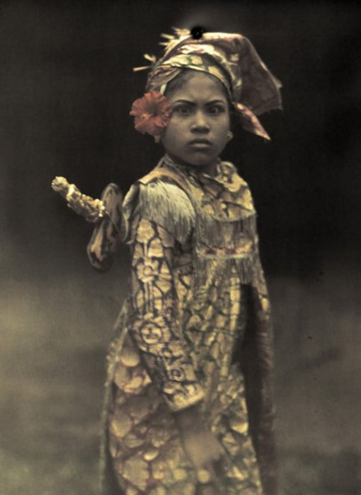 fotografía antigua de niña vestida de guerrero
