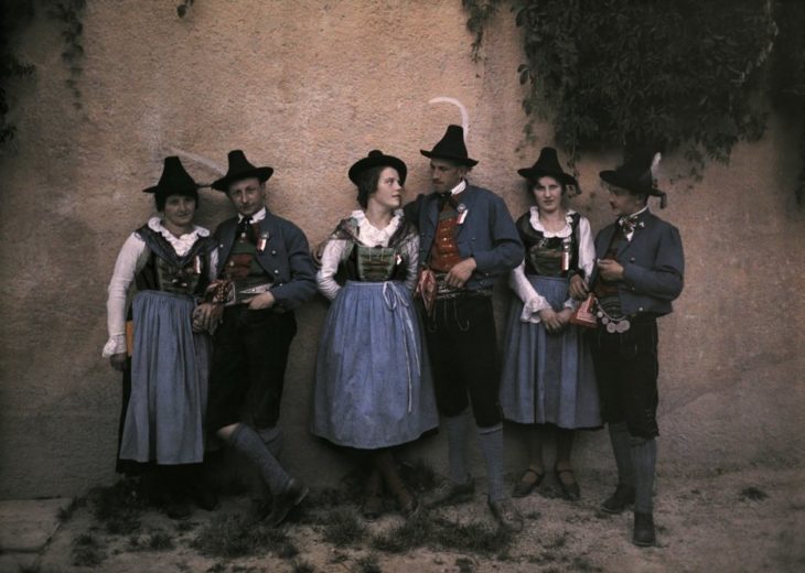 cantantes de yodelin en un muro medieval fotografia antigua