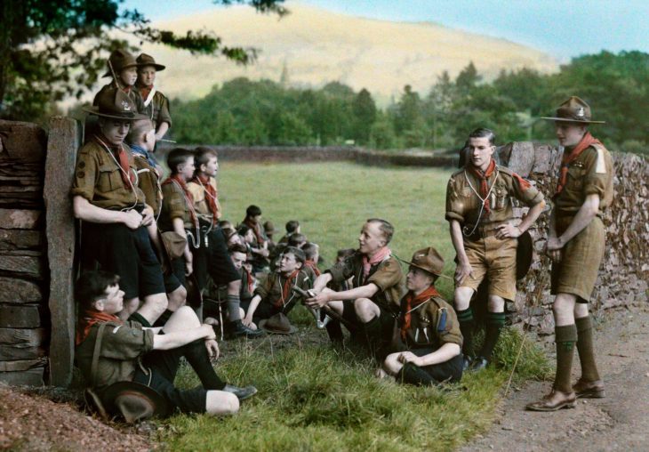 niños scouts tomando un descanso después de una caminata