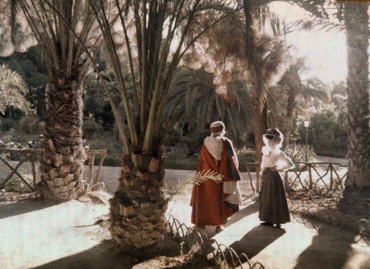 Fotografía antigua de dos visitantes en un jardín de Argelia