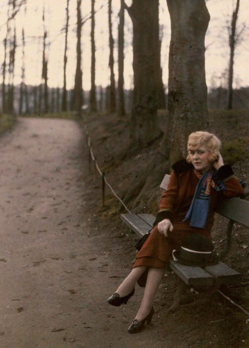 fotografía antigua de mujer sentada en un parque en Lyon 