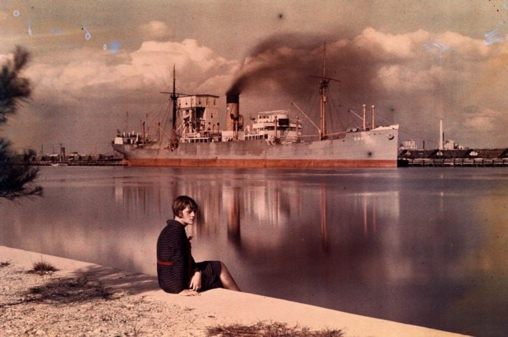 mujer sentada a la orilla del mar en Tampa