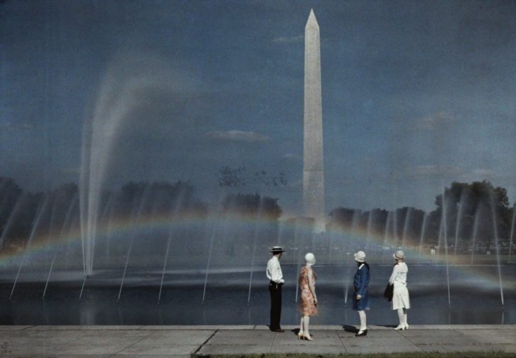 Turistas en Washington en 1935 admirando el monumento a Washington