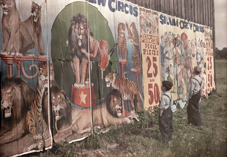 fotografía antigua de dos niños viendo el letrero del circo