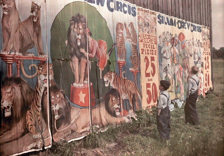 fotografía antigua de dos niños viendo el letrero del circo