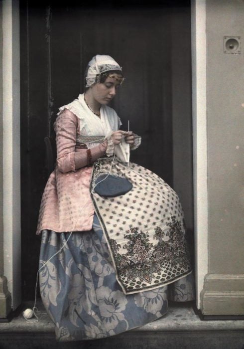 fotografía de un mujer vistiendo un traje tradicional de Holanda