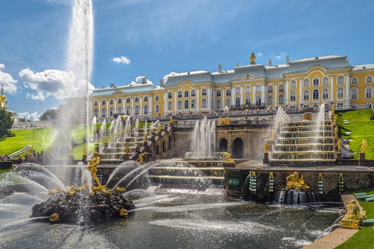 fuente y cascada dentro del palacio de Peterhof