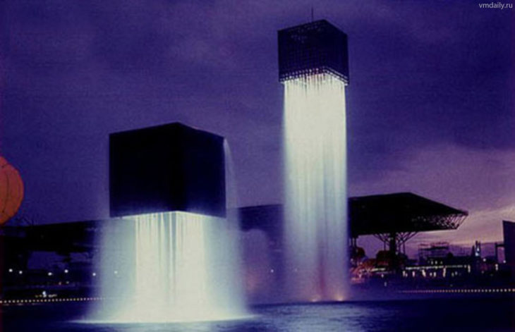 nine floating fountain en Osaka