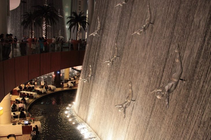 Divers fountain dentro de un centro comercial en Dubai