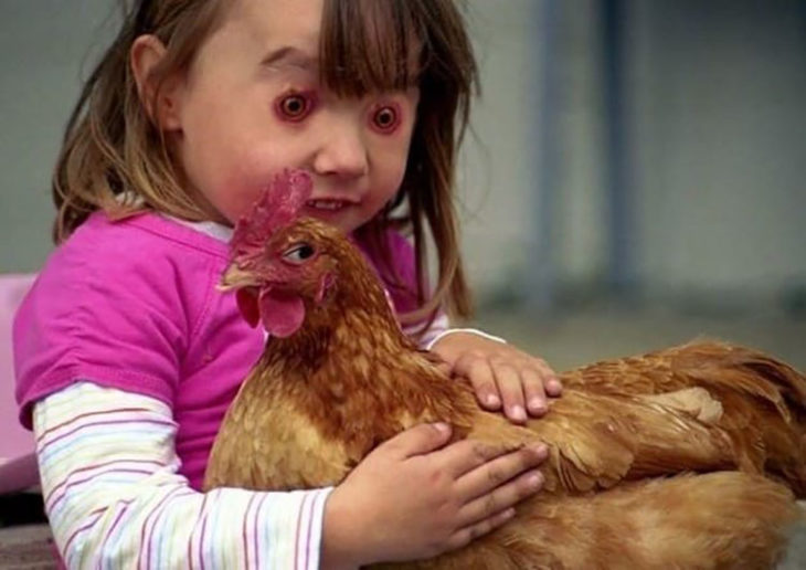 niña con edición cambia ojos por los de gallina