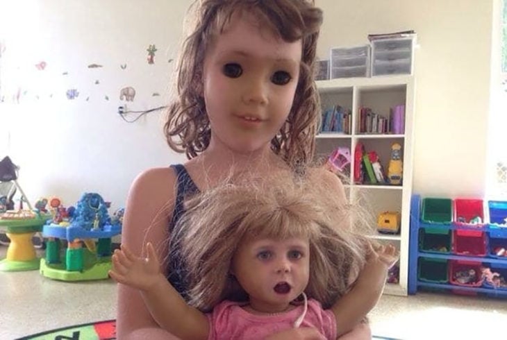 niña cambia de cara con su muñeca