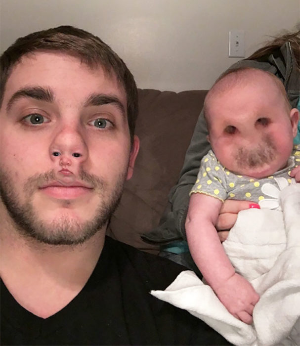 padre cambia la cara de su bebé con su nariz por medio de edición