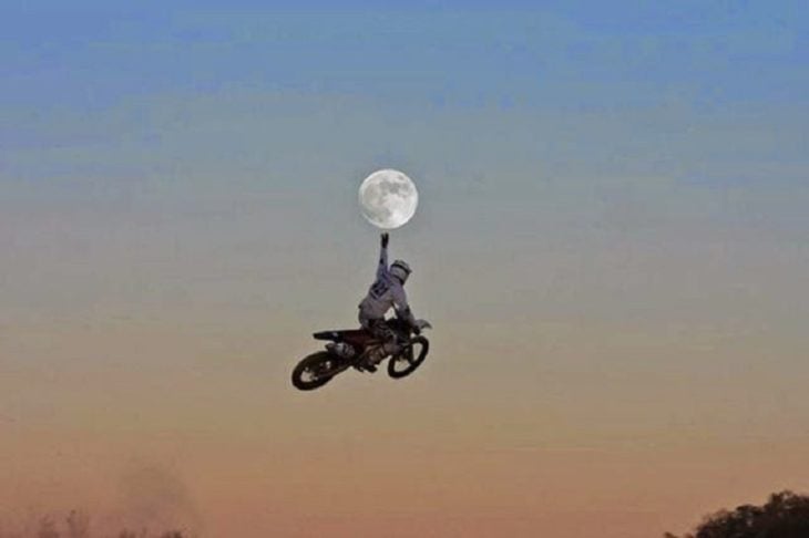 Motociclista capturado en el momento justo como si tocará la luna