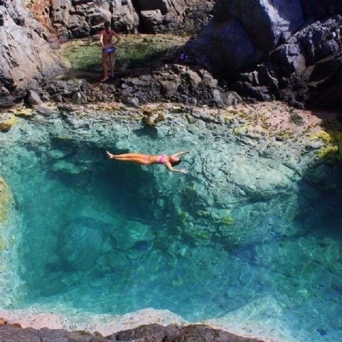 Mujer dentro del agua que parece que levita