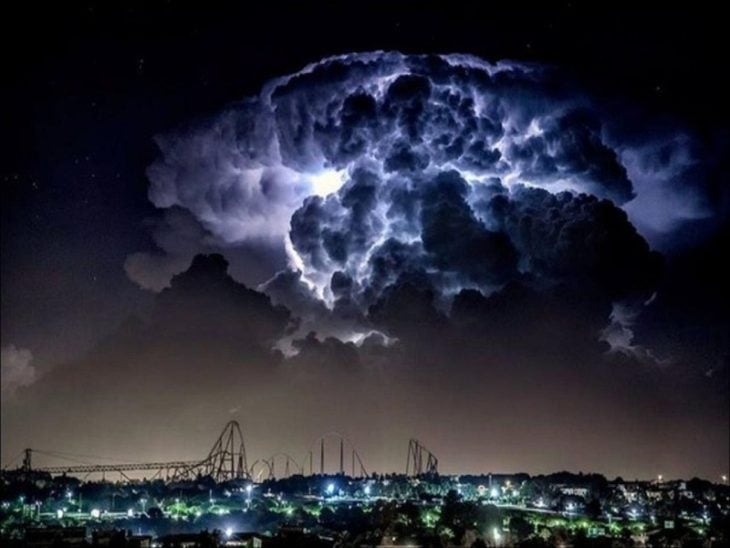 nubes de tormenta antes de que caiga un rayo