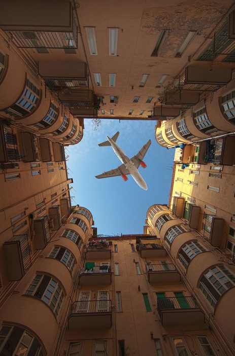 momento justo que avión pasa ente edificio