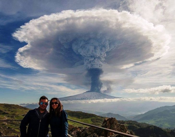 Fotografía en el momento que volcán explota