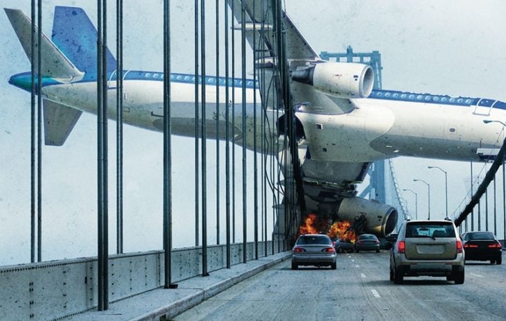 Avión cayendo junto sobre un puente