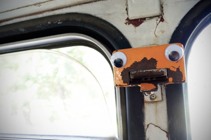 pieza de metal en transporte público usado para el eyebombing