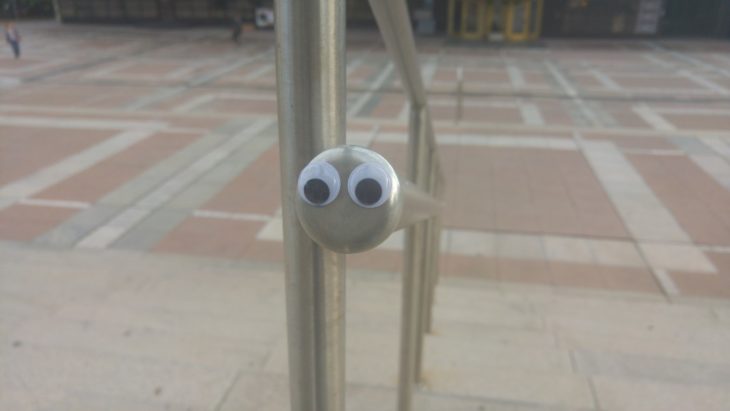 un pasamanos de escalera con eyebombing