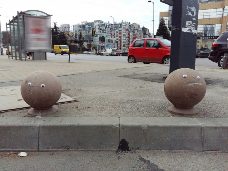 eyebombing para dos esferas que parecen tener caras tristes